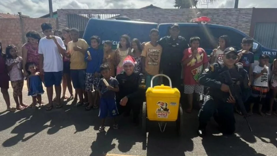 Policiais militares entregam 400 picolés para crianças em Boa Vista, RR