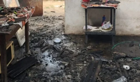 Após incêndio no bairro Laura Moreira, em Boa Vista, família pede doações