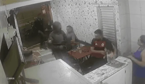 VÍDEO: homens com fuzil rendem clientes e apontam arma para criança no RJ