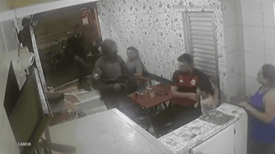 VÍDEO: homens com fuzil rendem clientes e apontam arma para criança no RJ