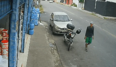 VÍDEO: homem rouba moto e câmera registra o crime, em Manaus