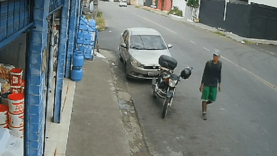 VÍDEO: homem rouba moto e câmera registra o crime, em Manaus