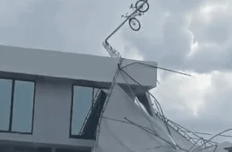 Bicicleta fica presa acima de telhado após ventania em Roraima