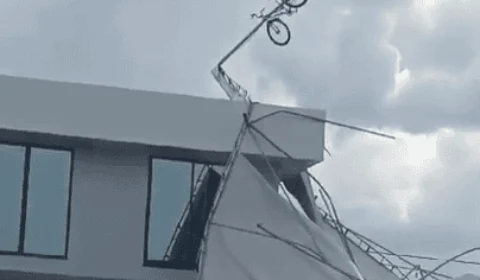 Bicicleta fica presa acima de telhado após ventania em Roraima