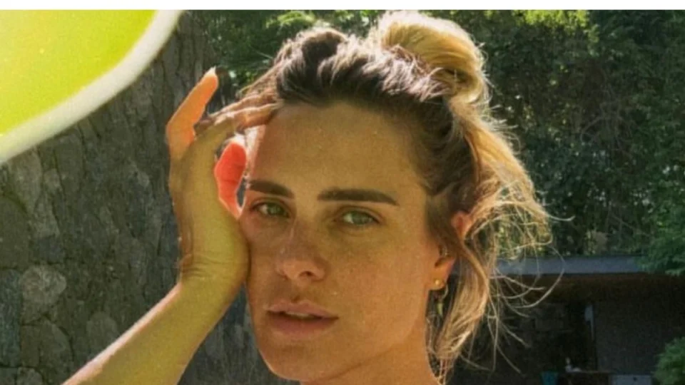 Carolina Dieckmann curte verão de topless e compartilha foto nas redes sociais 
