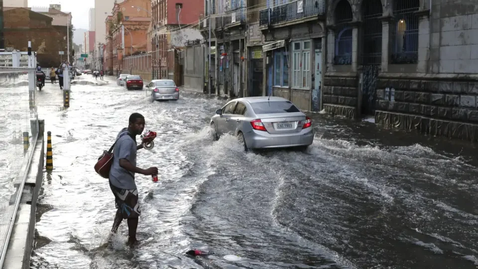 Comitiva do governo federal visita áreas afetadas pela chuva no RJ