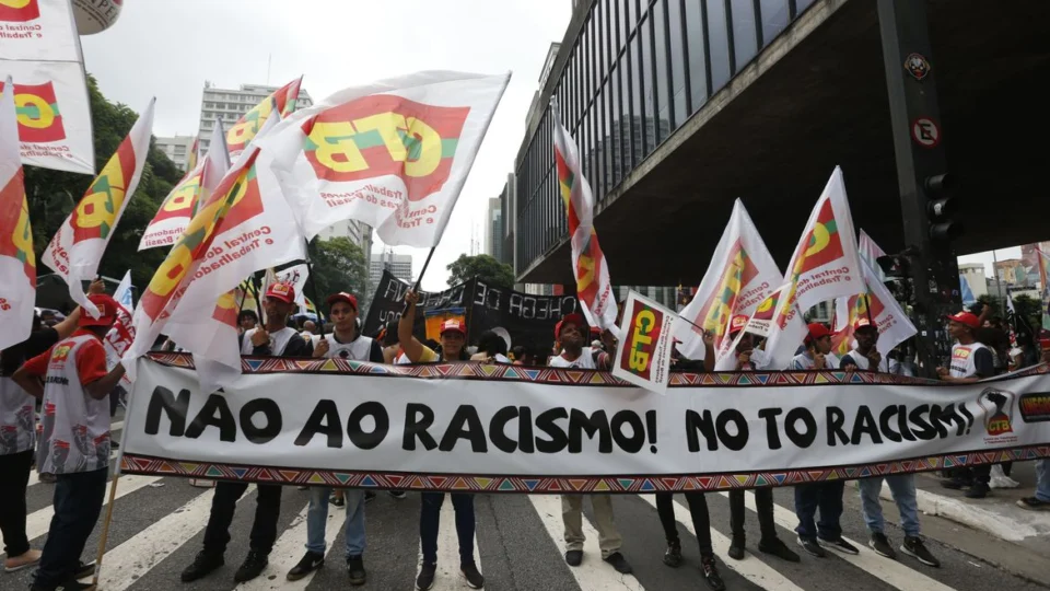 Consulta do governo sobre comunicação antirracista acaba neste sábado (20)