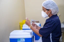 Covid-19: vacina bivalente é ofertada em 74 unidades de Manaus