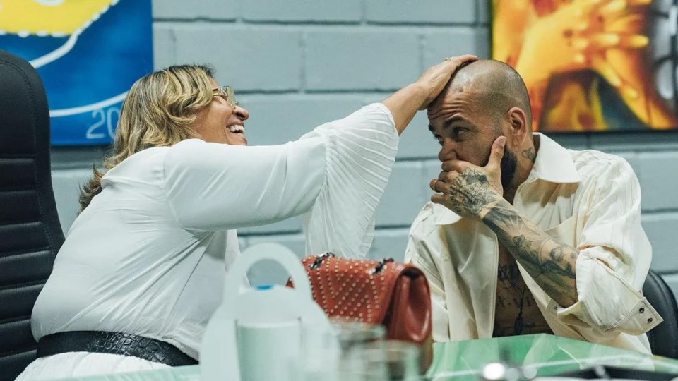 Mãe de Daniel Alves expõe mulher que acusa jogador de estupro