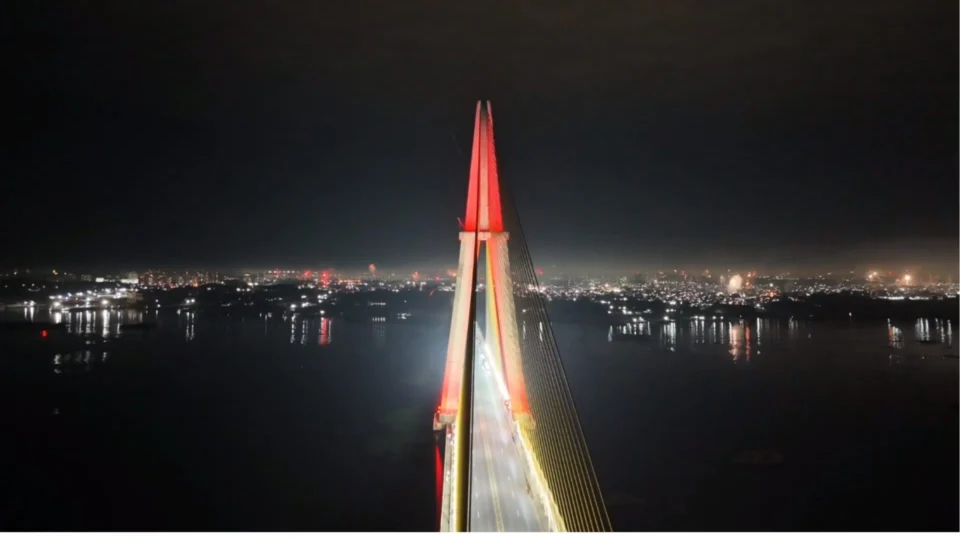 Imagem de drone mostra queima de fogos em regiões de Manaus