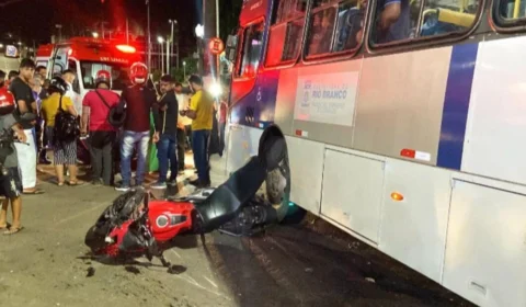 VÍDEO: motociclista morre ao colidir com ônibus em terminal urbano