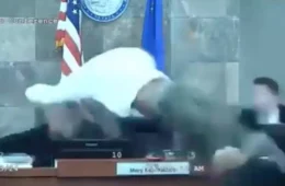 VÍDEO: preso pula bancada e voa para cima de juíza nos EUA