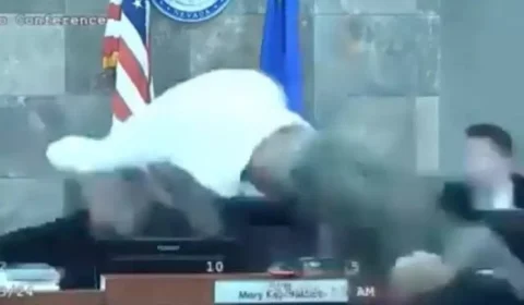 VÍDEO: preso pula bancada e voa para cima de juíza nos EUA