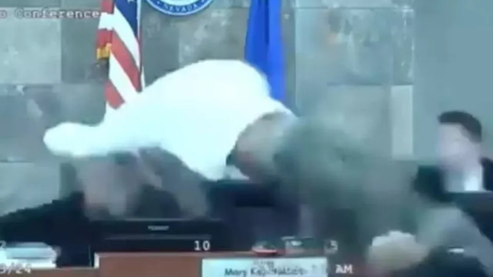 VÍDEO: preso pula bancada e voa para cima de juíza nos EUA