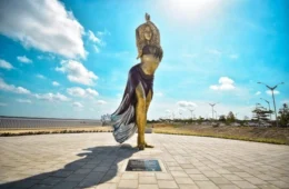 VÍDEO: Shakira ganha escultura de mais de seis metros na Colômbia