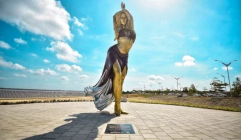VÍDEO: Shakira ganha escultura de mais de seis metros na Colômbia