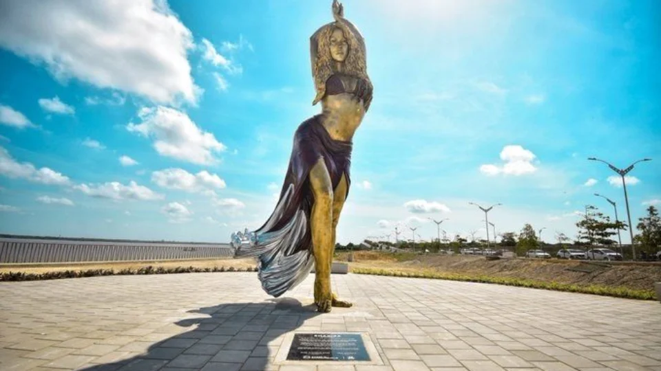 VÍDEO: Shakira ganha escultura de mais de seis metros na Colômbia