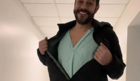 Evaristo Costa permanece na UTI e diz que doença de Crohn regrediu