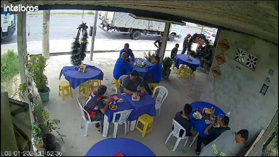 VÍDEO: clientes em restaurante presenciam tiroteio na zona oeste de Manaus 