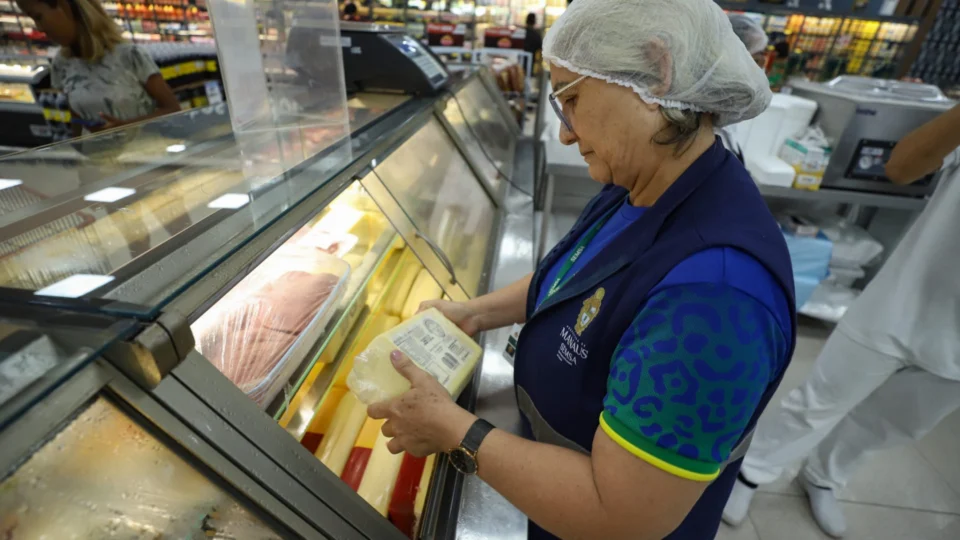 Visa apreende 4,5 mil toneladas de alimentos em supermercados de Manaus