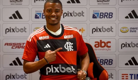 Flamengo apresenta o uruguaio De La Cruz; contrato vai até 2028