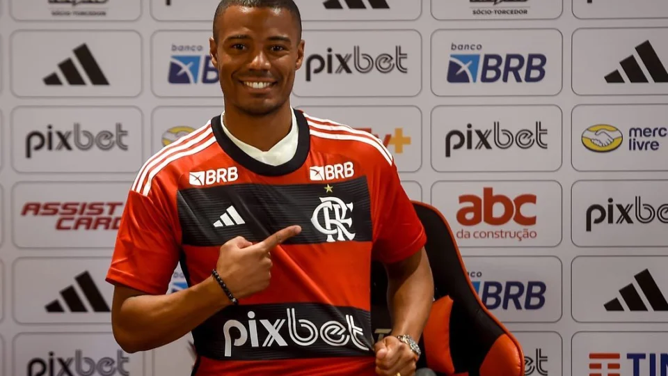 Flamengo apresenta o uruguaio De La Cruz; contrato vai até 2028