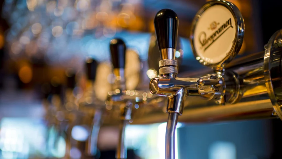 Polícia Civil fecha fábrica clandestina de cerveja em SP