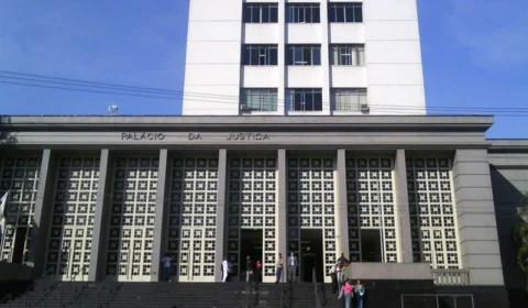 Preso escapa da viatura ao chegar à audiência de custódia em SP