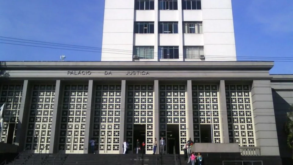 Preso escapa da viatura ao chegar à audiência de custódia em SP