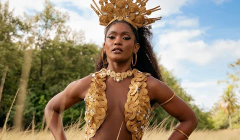 Atriz usa fantasia com símbolo do Tocantins durante ensaio de carnaval