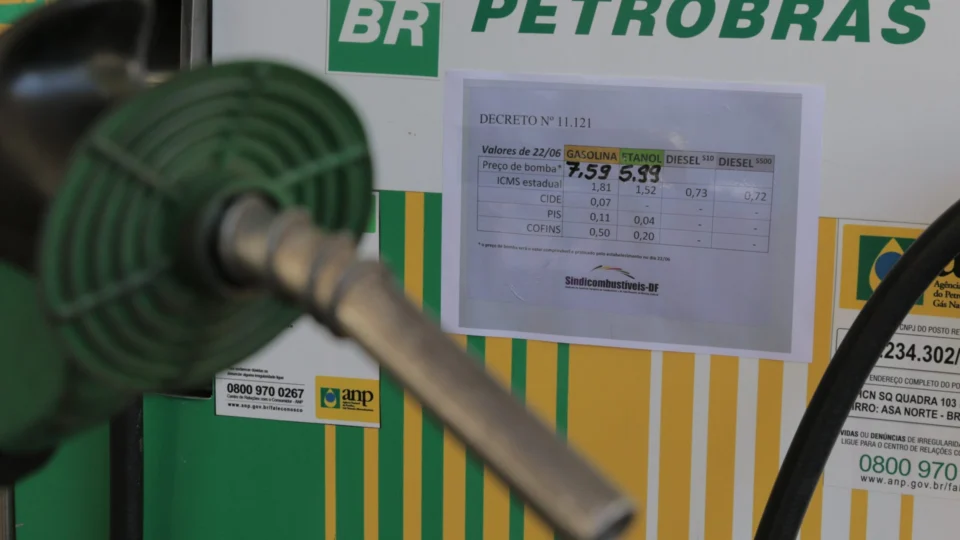 Gasolina no Brasil está 6% mais cara do que no mercado internacional