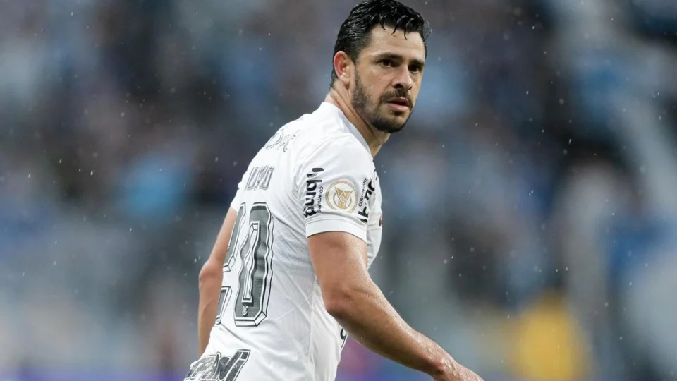 Santos reforça elenco para 2024 com Giuliano e mantém Julio Furch