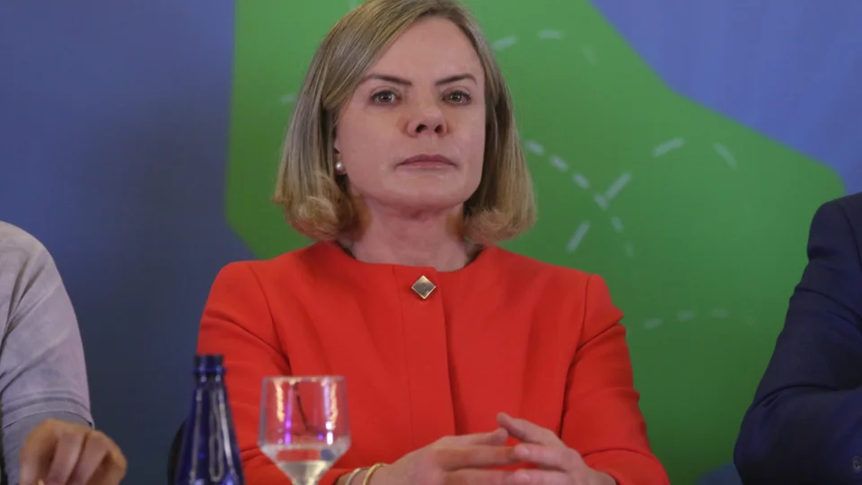 Presidente do PT critica jornais por matérias sobre refinaria