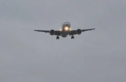 Avião luta contra rajadas de vento para aterrissar em Londres
