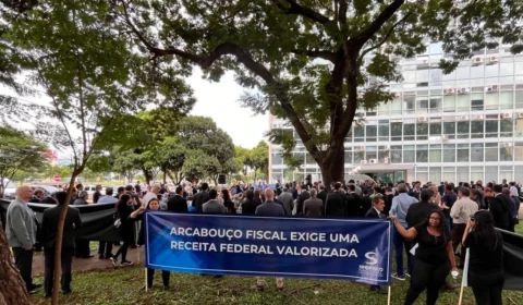 Greve de auditores da RF afeta tempo e custo na liberação de cargas no AM