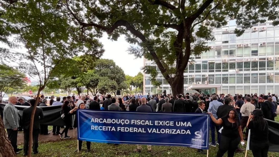 Greve de auditores da RF afeta tempo e custo na liberação de cargas no AM