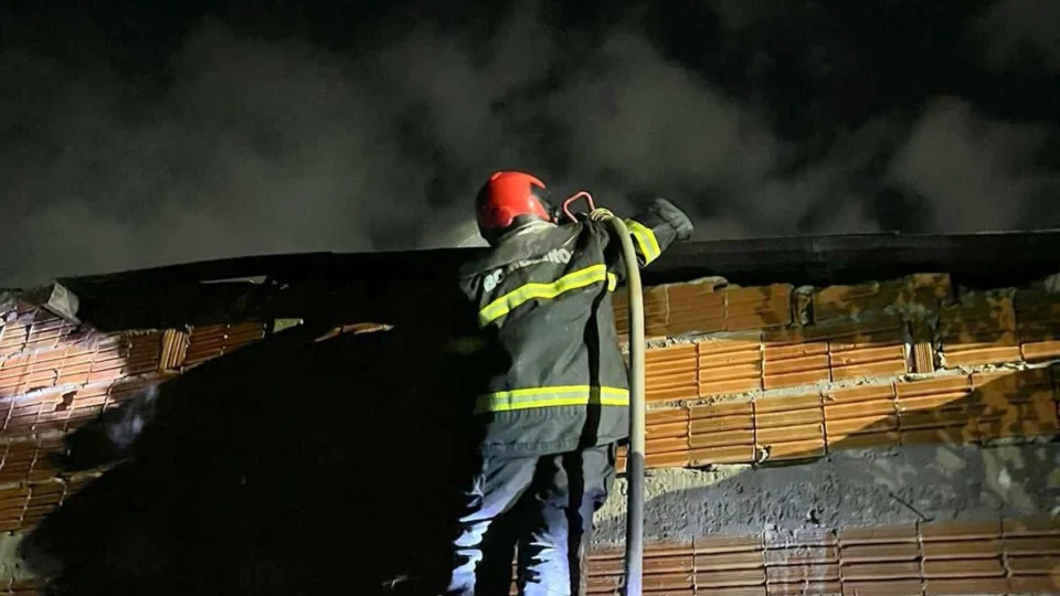 Incêndio atinge residência de alvenaria em Parintins no AM