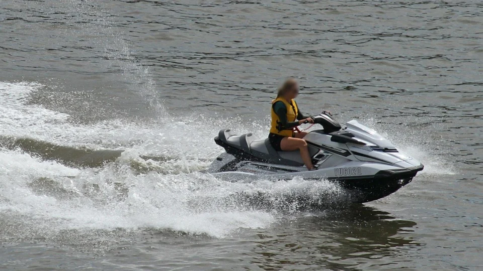 Mulher morre após cair de jet ski e sofrer ruptura na vagina, na Rússia