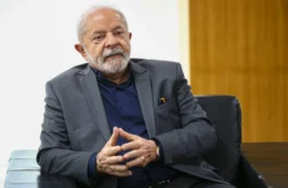 Lula é vaiado e aplaudido durante Marcha dos Prefeitos, em Brasília