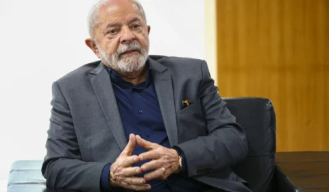 Lula é vaiado e aplaudido durante Marcha dos Prefeitos, em Brasília