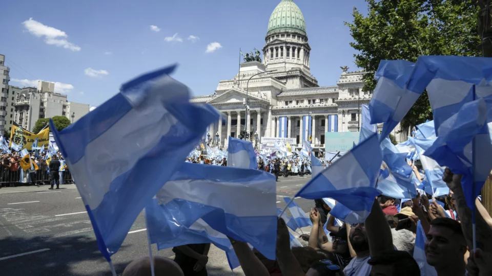 Milei: governo pode não renovar contrato de 7 mil funcionários públicos