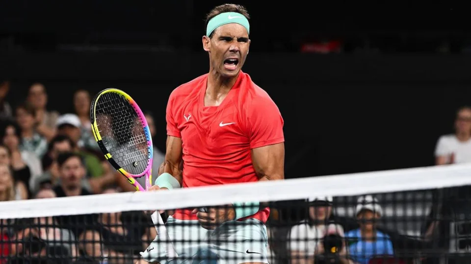 Rafael Nadal retorna triunfante nas quadras após um ano de ausência