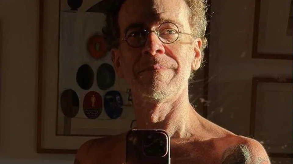 Nando Reis posta foto usando apenas sunga para comemorar 61 anos