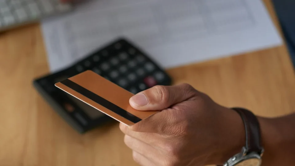 Juros do rotativo do cartão de crédito passam a ser limitados a 100%