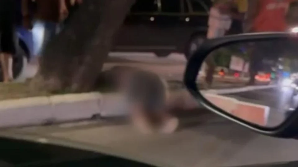 VÍDEO: mulher é atropelada ao tentar atravessar na Ponta Negra em Manaus