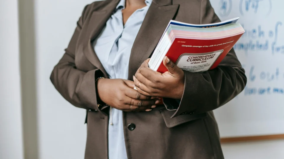 Professora é agredida violentamente por aluno por causa de videogame nos EUA