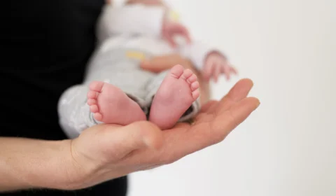 Recém-nascido é encontrado morto em banheiro de bar na Inglaterra