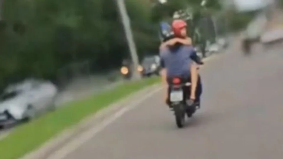 VÍDEO: motociclista é flagrado levando mulher no ‘colo’ em Manaus