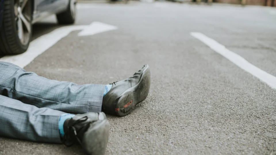 Idoso é atropelado por moto com reboque ao sair de espetinho em Porto Velho