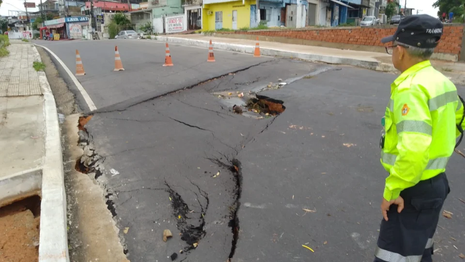 Obra em Manaus interdita trânsito e altera linhas de ônibus